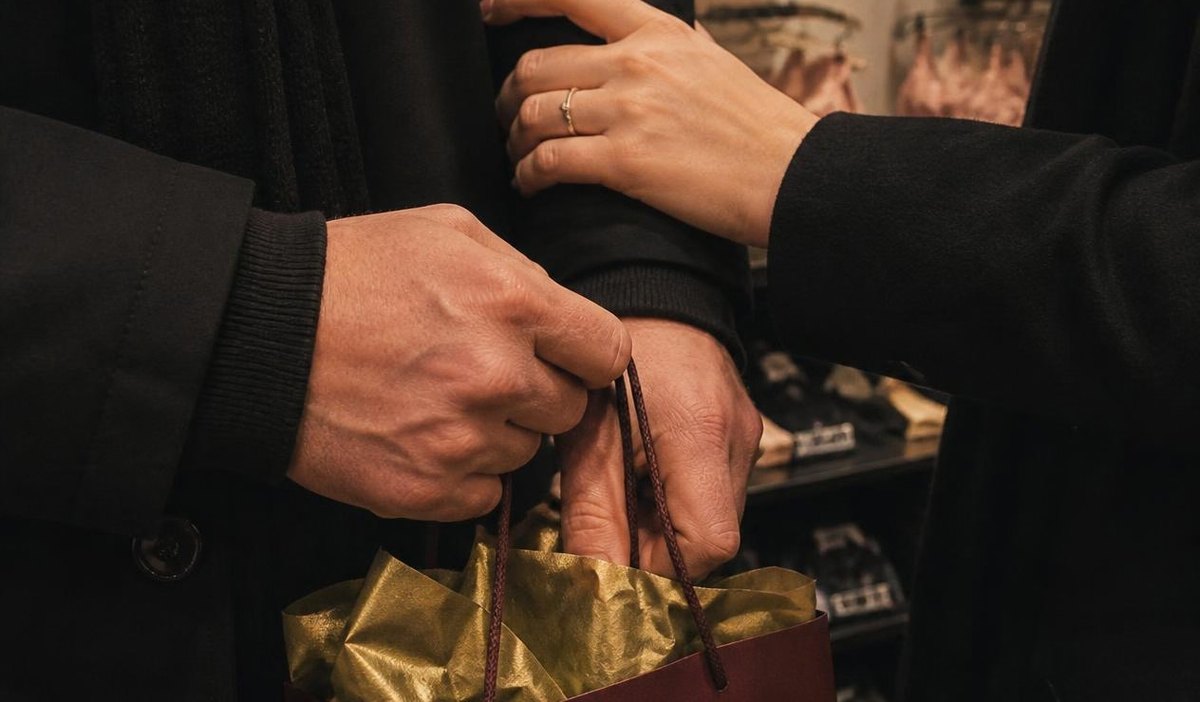 Pareja con una bolsa de regalo Darinka